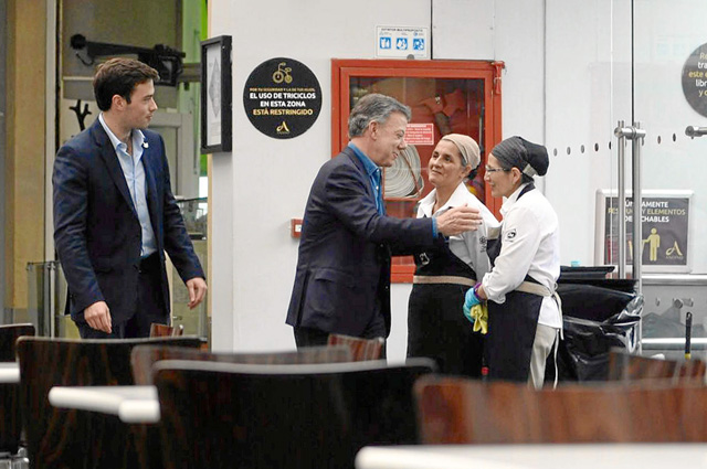 El presidente, Juan Manuel Santos, regresó ayer al centro comercial en donde almorzó con su hijo Esteban. "La mejor forma de res