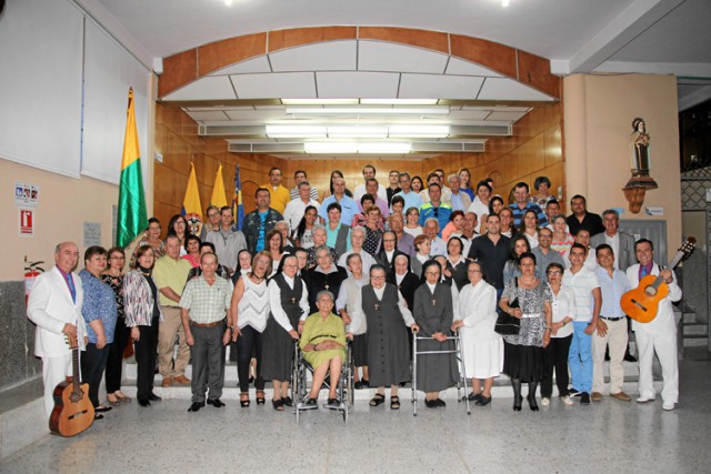 La homenajeada aparece en compañía de su familia y religiosas de la institución religiosa.