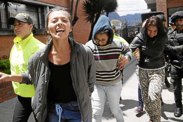 La llegada al Complejo Judicial de Paloquemao de los nueve capturados por el atentado en el centro comercial Andino.