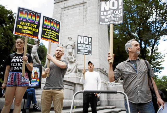 Un pequeño grupo de personas se reúnen con carteles para protestar contra la decisión del Tribunal Supremo de EE.UU. de restable