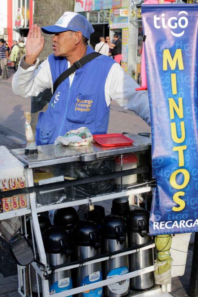 Edilberto Cardona tiene este carrito desde hace ocho años, donde vende tinto caliente en termos, cada uno de 15 litros.
