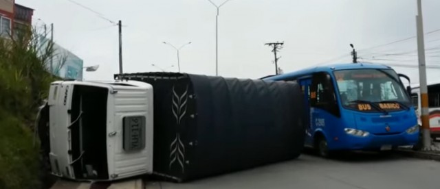 Un camión se volcó ayer al mediodía en la entrada a Villamaría. Hubo un herido, pero no de gravedad. 