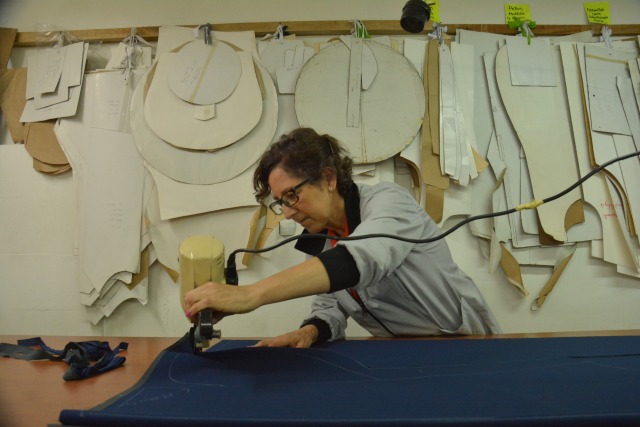 Cotexcal maneja varías líneas de uniformes. En el taller tienen áreas de corte, terminado y empaque.