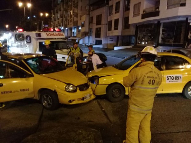 Dos taxistas se estrellaron en la noche del martes en el parque de Las Garzas, del barrio Palermo. En el hecho resultó lesionado