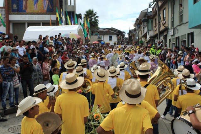La Banda de Música de Aguadas acompañó con ritmo de pasillo el desfile en el que también participaron agrupaciones de danza folc