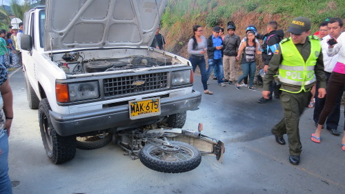 Quienes transitaban por el sector usaron extintores para sofocar las llamas.