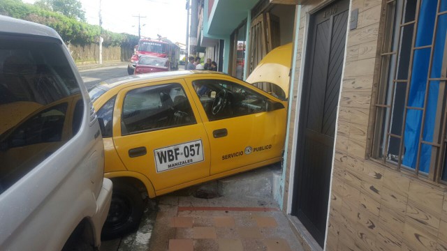 Este taxi chocó en la tarde de ayer contra una casa, en Chipre. Un herido, pero leve.