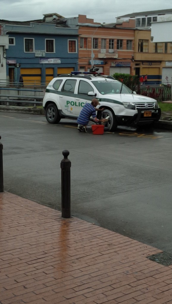 prohibido lavar carros en vías publicas