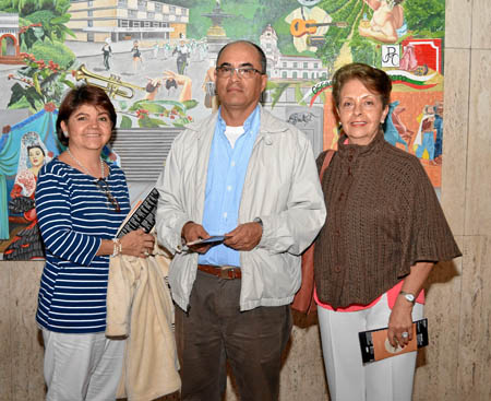 Amparo Gómez, Francisco Gómez y Gloria Gómez.