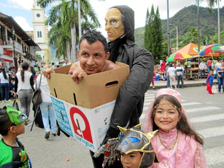 ¿Para dónde lo llevan? Foto | Leonidas Guerrero | LA PATRIA Riosucio. "Uy, para dónde llevan a ese señor", exclamaron varios niñ