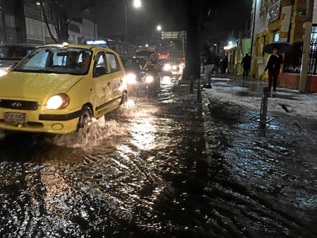 Calles inundadas dejó el fuerte aguacero que se presentó ayer en la capital del país. Caos y emergencias en la movilidad.