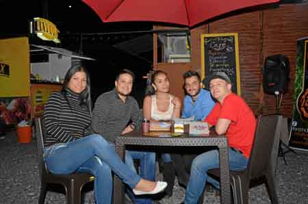 En el restaurante Trailer City compartieron Nelsy Mejía, Hernán Ríos, Stephanía Ríos, Felipe Álvarez y Juan David Ríos.