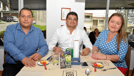 Simón Ramírez Alzate, César Augusto Díaz Zapata y Diana Isabel Serna Jiménez se reunieron en un almuerzo en el restaurante Rústi