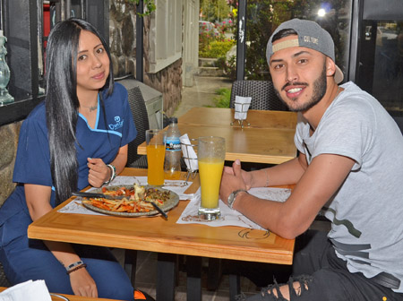 Para celebrar el cumpleaños de Michell Alzate, su novio, Santiago Calderón, ofreció un almuerzo en el restaurante Buffalo Republ