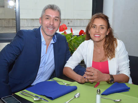 En la sede El Cable del Club Manizales se reunieron en un almuerzo Paulo César Bermúdez y Gloria Patricia Gómez.