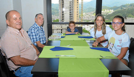 Juan Carlos Giraldo, Rodrigo Castaño Álvarez, Simón Giraldo Castaño, María Cecilia Castaño y Sofía Giraldo Castaño se reunieron 