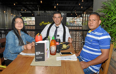 Isabela Sánchez, Juan Carlos Sánchez y Jáder Hernández se reunieron en La Patatería.