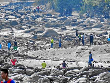 Avanzan las labores de búsqueda de las 18 personas que permanecen desaparecidas desde la empalizada que provocó el río La Paila 