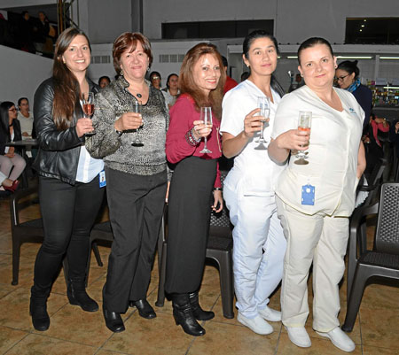 Ángela Botero, Consuelo Rendón, María Teresa Álvarez Echeverri, Alexandra Moncada y Sandra Salazar, de la Unidad de Cuidados int