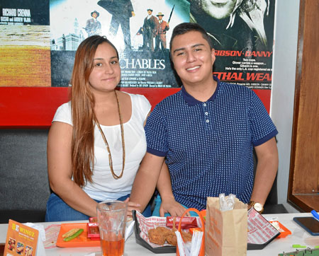 María Isabel Hernández y Fernando Osorio, en el restaurante Wingz.