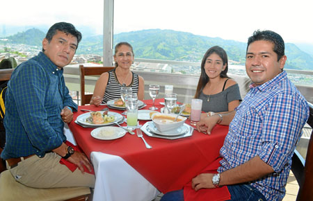 Francisco Páez, Elizabeth Páez, Heidy Tole y Carlos Tole, almorzaron en el Club Manizales.