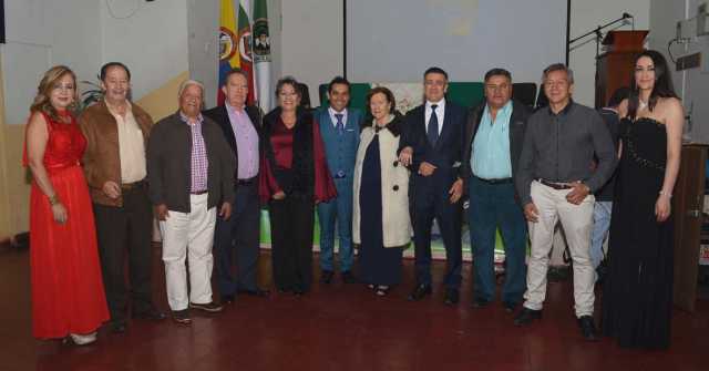 María Clemencia Galeano, Jaime Ruiz López y Gerardo Valencia Meza, egresados en 1957; Carlos Alberto Morales Giraldo, exrector d