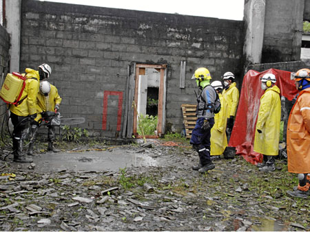Romper la placa de concreto en un tiempo de operación delimitado era la misión de este grupo de rescate.   