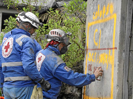 Las marcaciones en la pared corresponden a los protocolos internacionales. Indican qué labores faltan y cuáles están listas. 