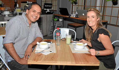 En el restaurante Artesá Café Bistró se reunieron Juan Camilo Beltrán y Paulina Mejía.