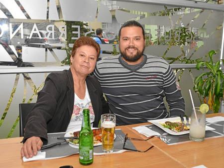 Juan Alejandro Berrío Salazar le celebró el cumpleaños a su mamá, Luz Stella Salazar Arroyave, en un almuerzo en el restaurante 