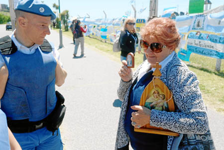 Una mujer sostiene una imagen de la Virgen en la base naval de Mar del Plata, provincia de Buenos Aires (Argentina).