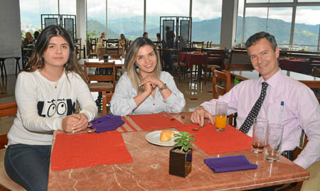 Camila Valencia, Alexandra Valencia y Jorge Manri-que.