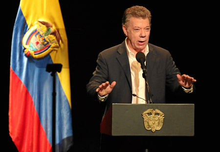 El director del partido FARC Rodrigo Londoño y el presidente de Colombia, Juan Manuel Santos, asistieron al acto de conmemoració