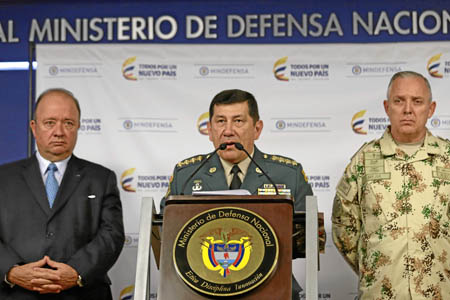  Luis Carlos Villegas, ministro de Defensa, Juan Pablo Rodríguez, saliente comandante general de las Fuerzas Militares y Alberto