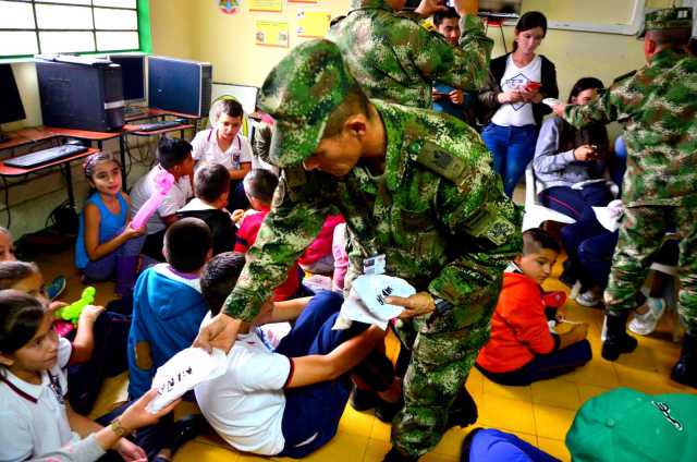 La misión del Ejército es, además de apoyar a la Policía, desarrollar actividades con las comunidades rurales.