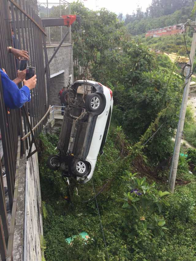 Ayer, en el intercambiador vial de La Carola, en Manizales, un vehículo rodó por una ladera.