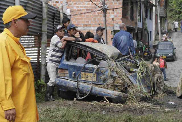 Uno de los tres carros de Alonso Naranjo destruidos por el deslizamiento de la Panamericana.