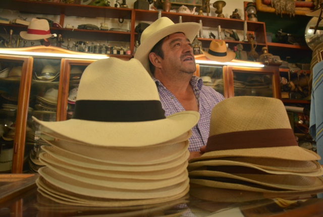 Estos sombreros son el producto del proceso que se inicia con la labor de los esposos Gonzales Bedoya y son vendidos en el tradi