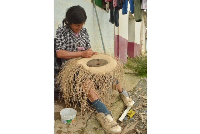 Blanca Guitiérrez, tejedora de Aguadas que compra y utiliza este material para convertilo en sombrero.