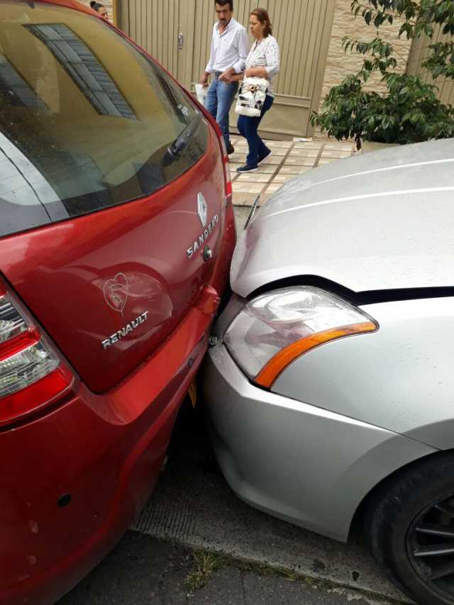 Accidente múltiple ocasionó volcamiento de un taxi 