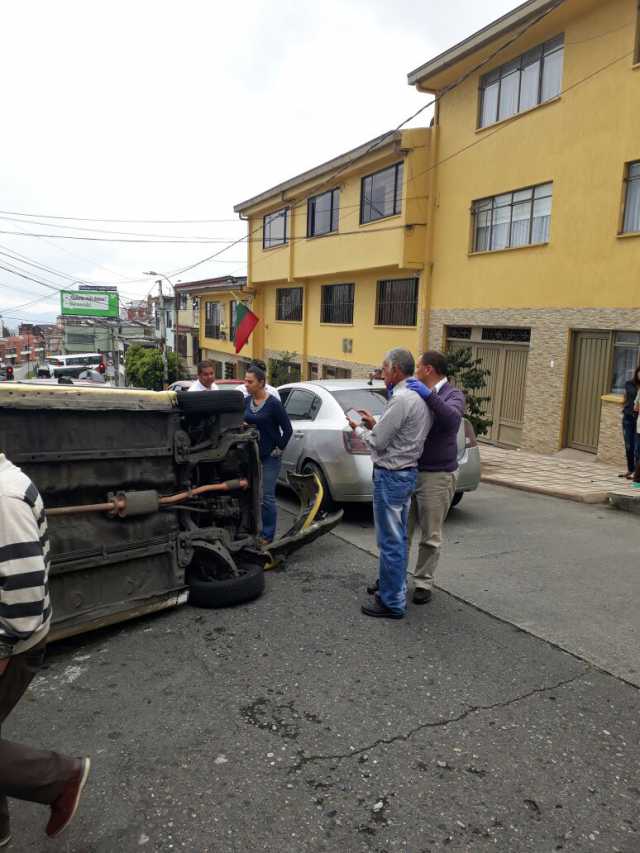 Accidente múltiple ocasionó volcamiento de un taxi 
