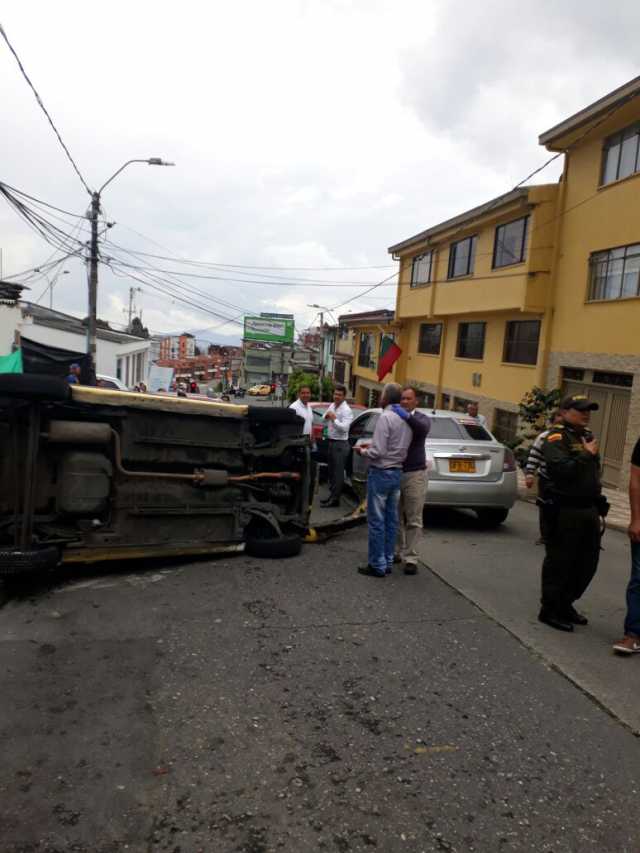 Accidente múltiple ocasionó volcamiento de un taxi 