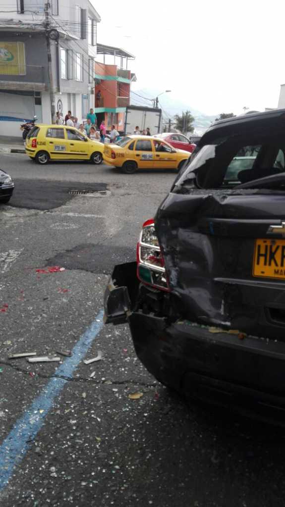 Un furgón perdió los frenos y chocó contra varios 