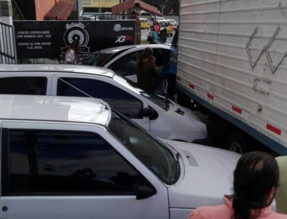 Un furgón perdió los frenos y chocó contra varios 