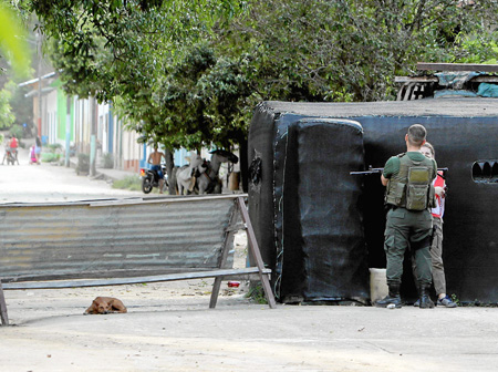 Una trinchera de la Policía ubicada una la calle para protegerse de los ataques guerrilleros. 