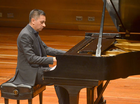 El mexicano Alfredo Aguilar ofreció un concierto en el auditorio de la Universidad Nacional.