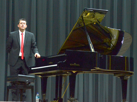 El concierto inaugural estuvo a cargo de Daniel Henao Ramírez, de Colombia.