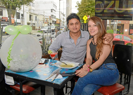 Para celebrar el cumpleaños de John Arias, su novia, Carolina Rivera, le ofreció un almuerzo en el restaurante Ozul.