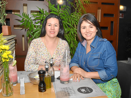 Para celebrar el cumpleaños de Ángela María Pinto Sanmiguel, Laura Ramírez ofreció una comida en el restaurante Buffalo Serrano.