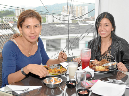 Claudia Pérez invitó a su hija, Raidah Hernández, a un almuerzo en el restaurante Casa Grande para celebrar sus 18 años.